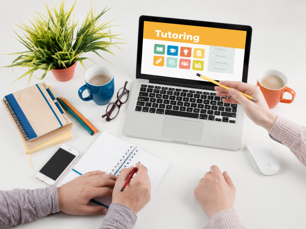 Sesión de tutoría en línea con computadora y materiales de estudio.